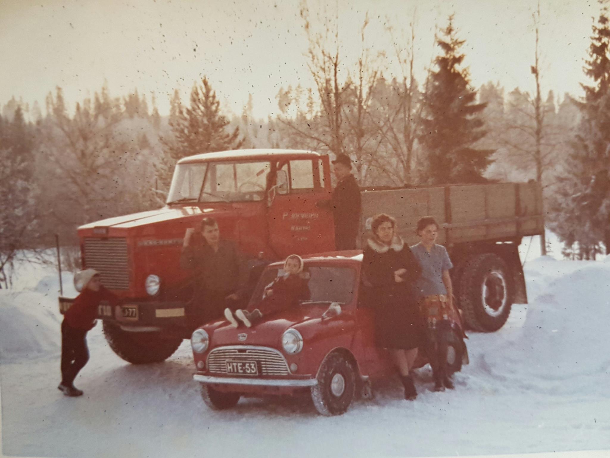 Kuorma-auto jonka ympärillä ihmisiä